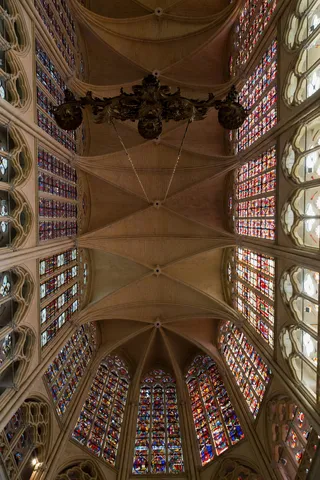 Voûte et vitraux de la cathédrale Saint-Gatien, Tours, France — Nicolas Marincic