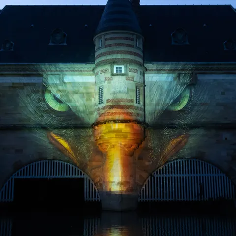 Projection lumineuse sur une façade du canal, Châlons-en-Champagne, France — Nicolas Marincic