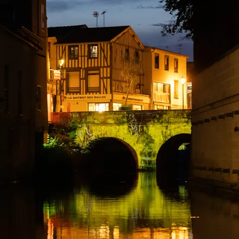 Maisons à pans de bois et pont reflétés, Châlons-en-Champagne, France — Nicolas Marincic