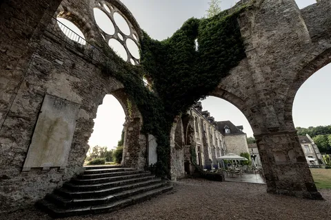 Arcs et marches de la nef sans toit, abbaye des Vaux-de-Cernay, France — Nicolas Marincic