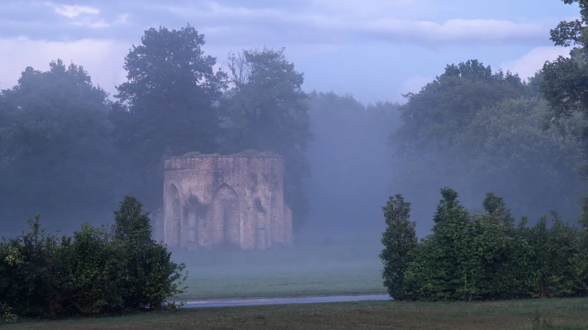 Chapelle en ruine dans la brume, abbaye des Vaux-de-Cernay, France — Nicolas Marincic
