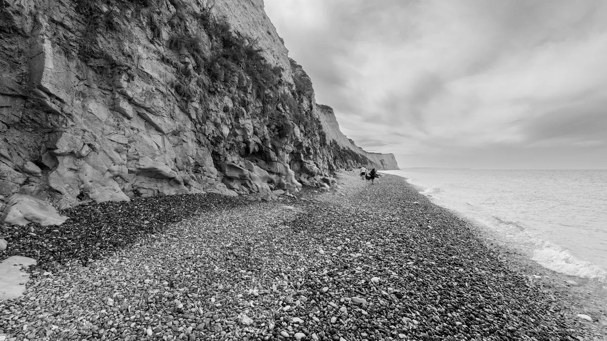 Plage de galets au pied des falaises, France — Nicolas Marincic