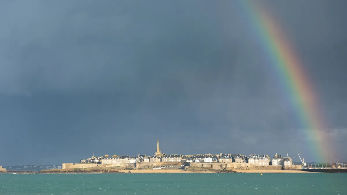 Arc-en-ciel sur les remparts de Saint-Malo, France — Nicolas Marincic