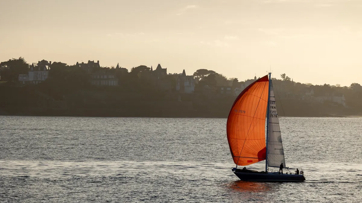 Voilier sous spinnaker orange, France — Nicolas Marincic