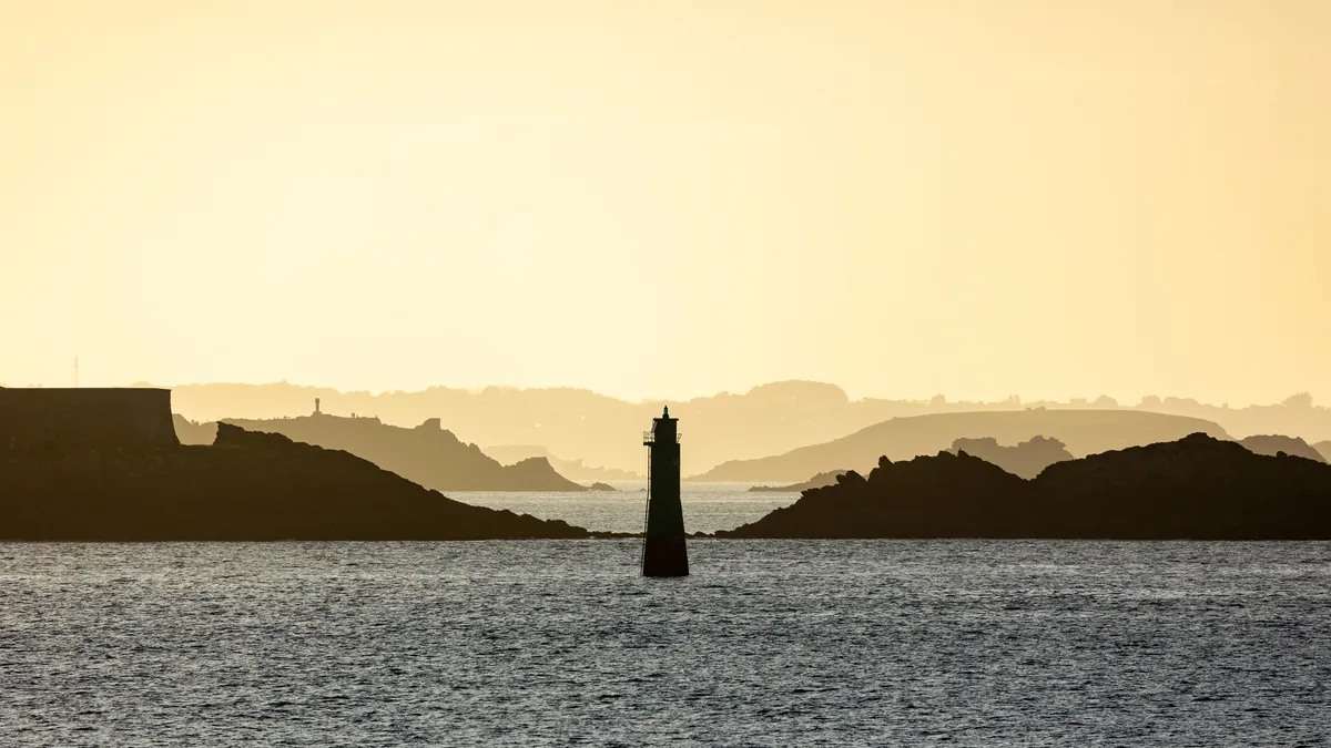 Phare en contre-jour au couchant, France — Nicolas Marincic