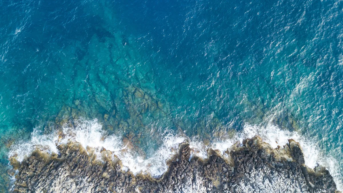 Vagues sur la côte rocheuse vues du ciel, France — Nicolas Marincic