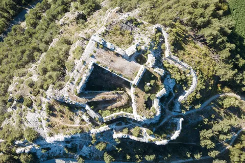 Ruines d’un fort dans la garrigue vues du ciel, France — Nicolas Marincic