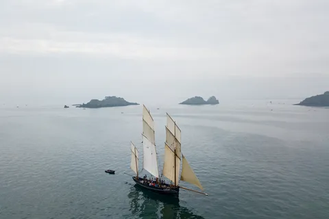 Goélette sous voiles entre les îlots, France — Nicolas Marincic