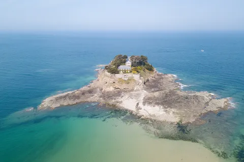 Îlot fortifié dans une eau turquoise, France — Nicolas Marincic