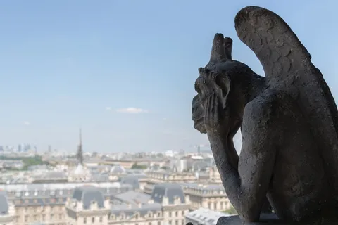 Chimère de Notre-Dame au-dessus de Paris, France — Nicolas Marincic