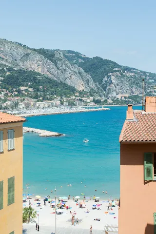 Plage de la Riviera entre deux façades, France — Nicolas Marincic