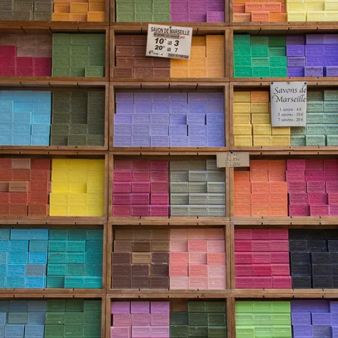 Cubes de savon de Marseille colorés, France — Nicolas Marincic