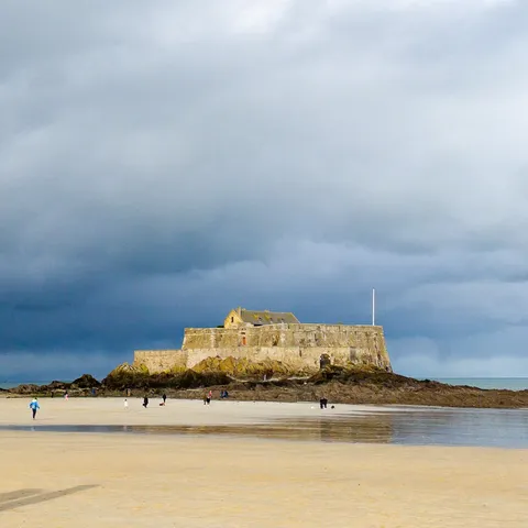 Fort National à marée basse à Saint-Malo, France — Nicolas Marincic