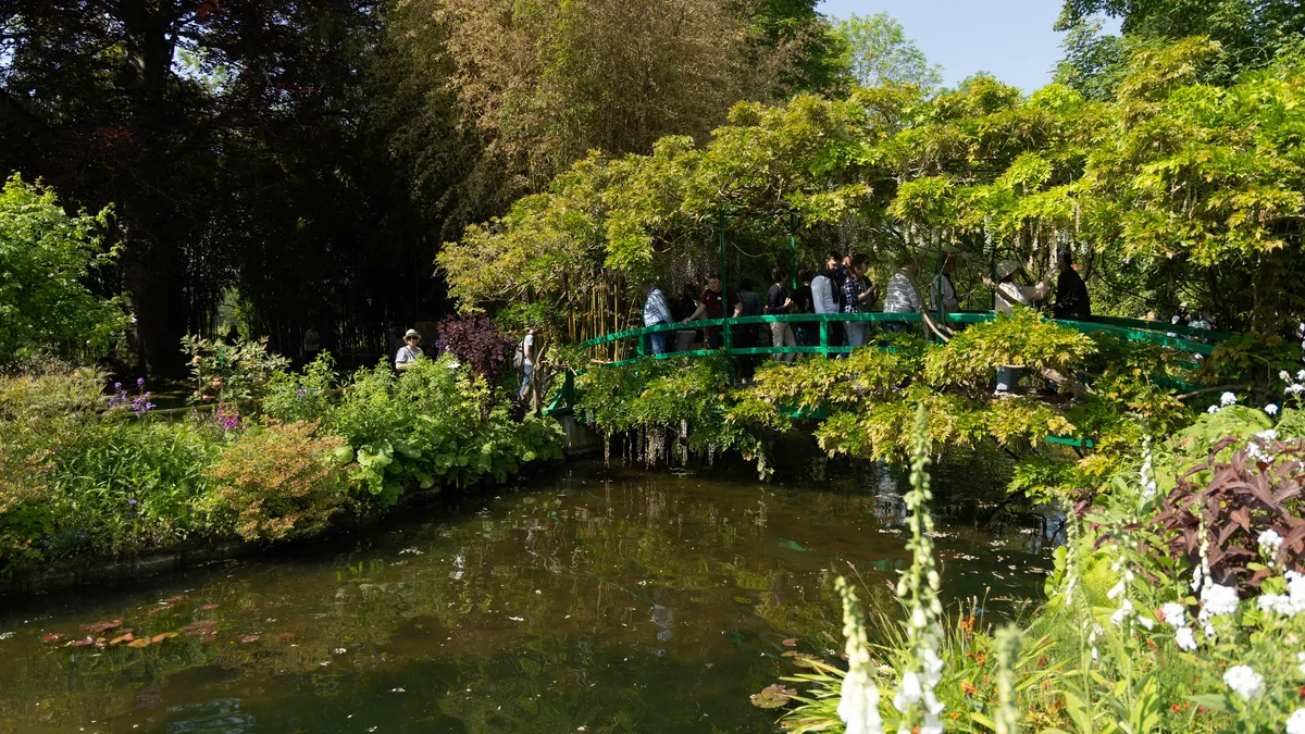 Japanese bridge under wisteria, water lily pond, Giverny, France — Nicolas Marincic