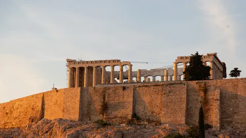 Parthénon et murs de l’Acropole au coucher du soleil, Grèce — Nicolas Marincic