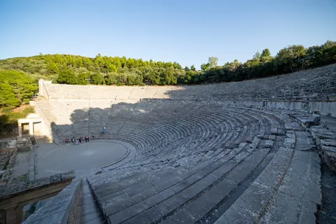 Théâtre antique d’Épidaure depuis les gradins supérieurs, Grèce — Nicolas Marincic