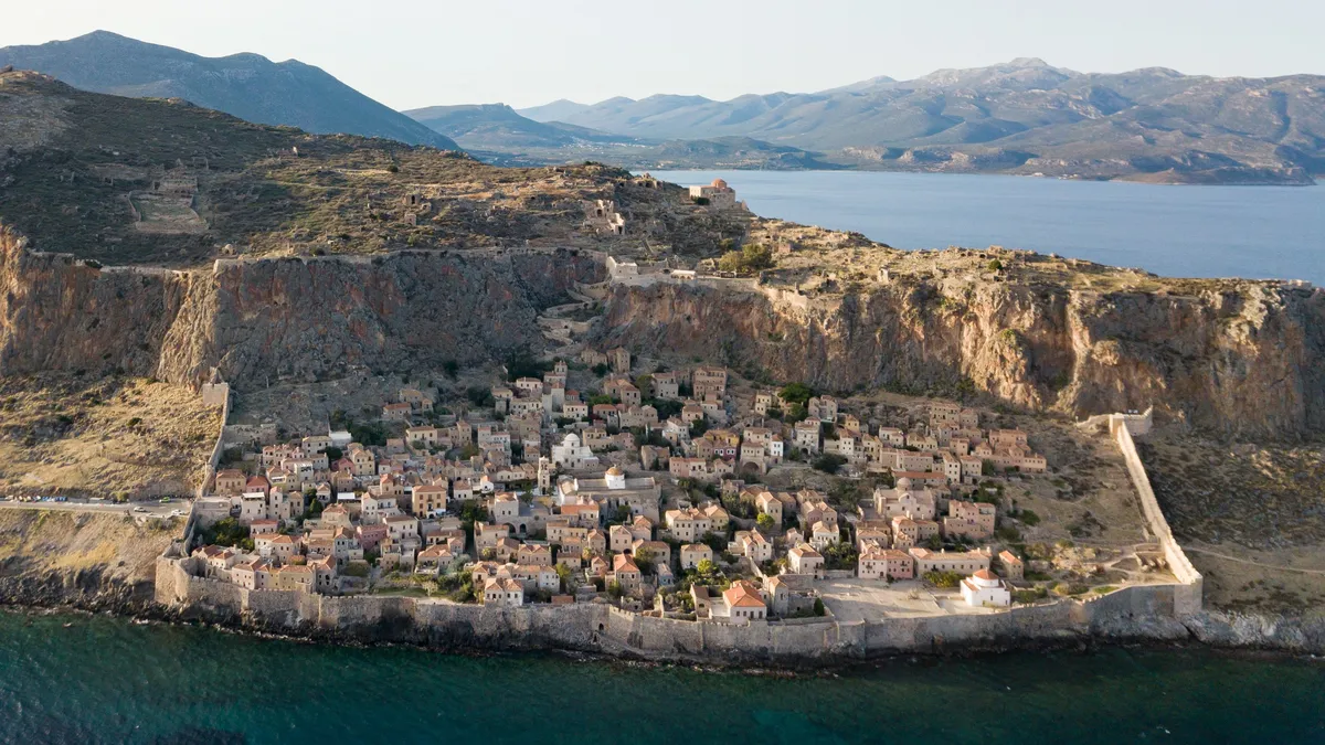La ville fortifiée de Monemvasia vue du ciel, Grèce — Nicolas Marincic