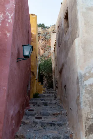 Ruelle en escalier colorée, Monemvasia, Grèce — Nicolas Marincic