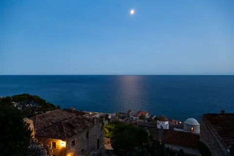 Reflet de lune sur la mer à l’heure bleue, Monemvasia, Grèce — Nicolas Marincic