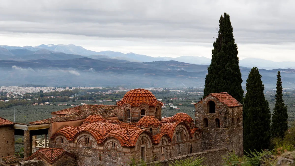 Église byzantine et cyprès au-dessus de la plaine de Sparte, Mystra, Grèce — Nicolas Marincic