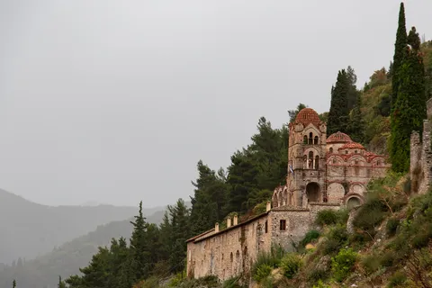 Monastère de la Pantanassa sur la colline brumeuse, Mystra, Grèce — Nicolas Marincic