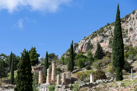 Temple d’Apollon parmi les cyprès sous les Phédriades, Delphes, Grèce — Nicolas Marincic