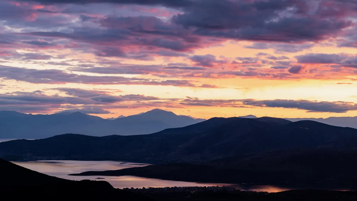 Crépuscule sur le golfe d’Itéa et les montagnes, Delphes, Grèce — Nicolas Marincic