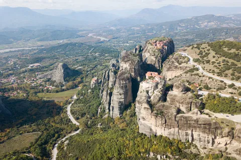 Pitons et monastères des Météores vus du ciel, Grèce — Nicolas Marincic