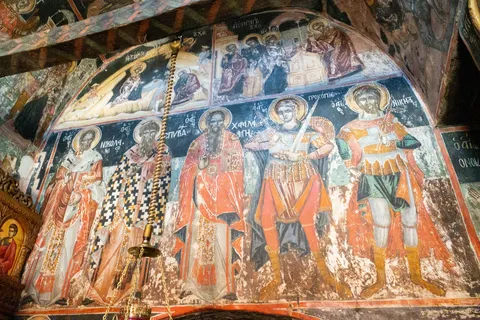 Fresques de saints guerriers dans un monastère, Météores, Grèce — Nicolas Marincic