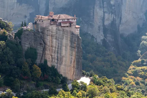 Monastère de Roussanou sur son rocher abrupt, Météores, Grèce — Nicolas Marincic