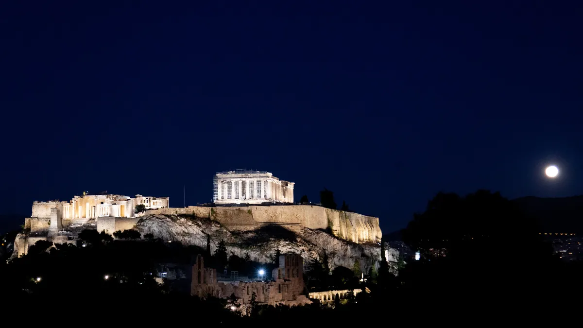 L’Acropole illuminée et la pleine lune, Athènes, Grèce — Nicolas Marincic