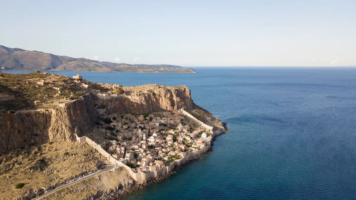 Rocher de Monemvasia vu du ciel, Grèce — Nicolas Marincic
