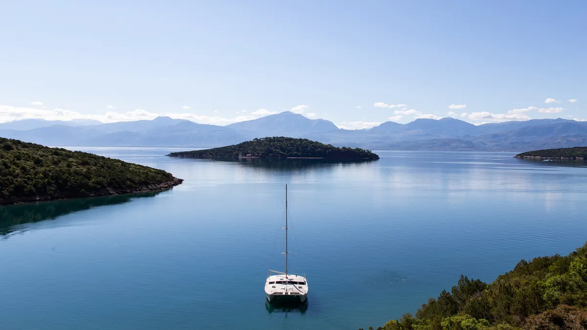 Catamaran au mouillage dans une baie calme, Grèce — Nicolas Marincic