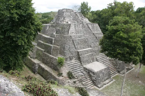 Terraced pyramid, Yaxhá, Guatemala — Nicolas Marincic