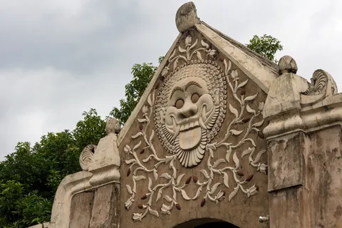 Porte sculptée du château d’eau de Taman Sari, Yogyakarta, Indonésie — Nicolas Marincic