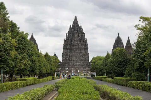 Allée centrale du temple de Prambanan, Indonésie — Nicolas Marincic