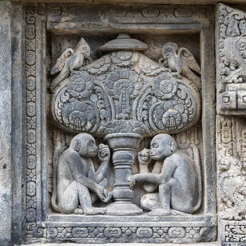 Relief de Prambanan, singes sous l’arbre de vie, Indonésie — Nicolas Marincic