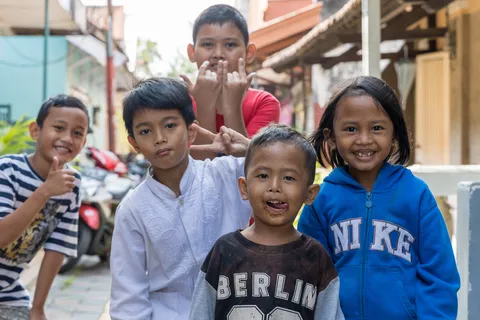 Children posing in a kampung, Malang, Indonesia — Nicolas Marincic