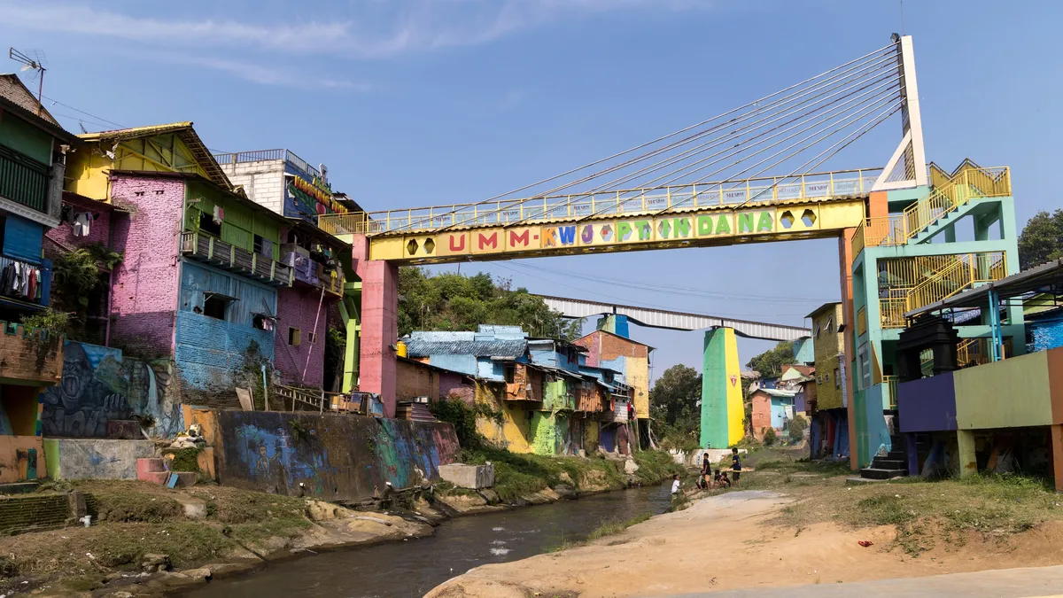 Maisons colorées et pont de Kampung Warna-Warni Jodipan, Malang, Indonésie — Nicolas Marincic
