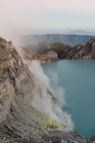 Sulphur fumes over the turquoise crater lake, Ijen, Indonesia — Nicolas Marincic