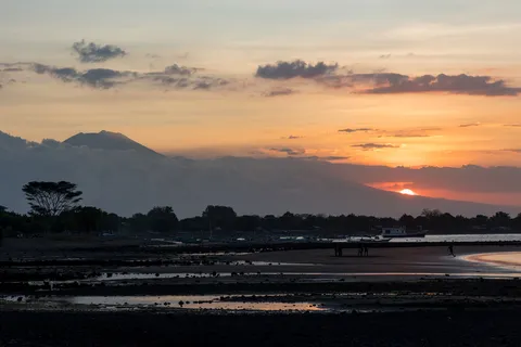 Coucher de soleil sur les volcans depuis la plage, Java oriental, Indonésie — Nicolas Marincic