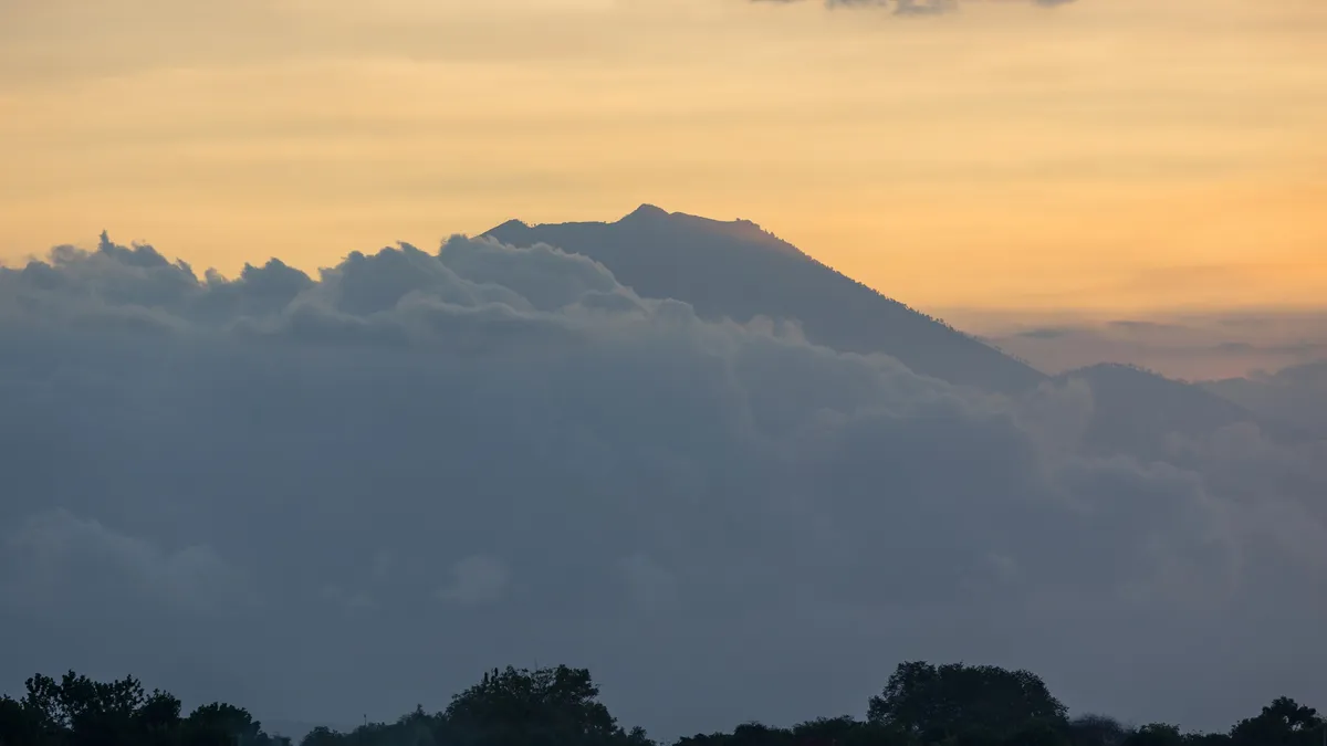 Mont Agung au-dessus des nuages au coucher du soleil, Indonésie — Nicolas Marincic