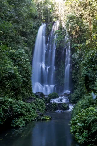 Cascade double dans la jungle, Bali, Indonésie — Nicolas Marincic