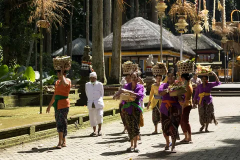 Women carrying temple offerings, Sangeh forest, Indonesia — Nicolas Marincic