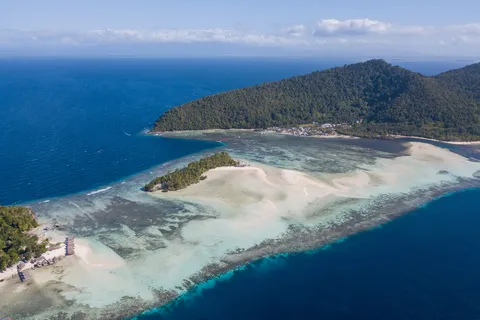 Raja Ampat sandbar and turquoise lagoon from above, Indonesia — Nicolas Marincic