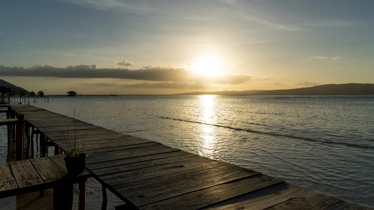 Coucher de soleil sur la jetée, Raja Ampat, Indonésie — Nicolas Marincic