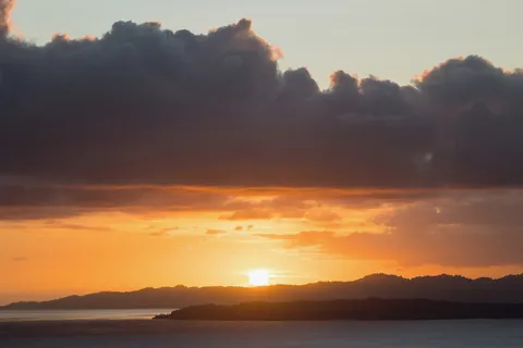 Coucher de soleil sous les nuages d’orage, Raja Ampat, Indonésie — Nicolas Marincic