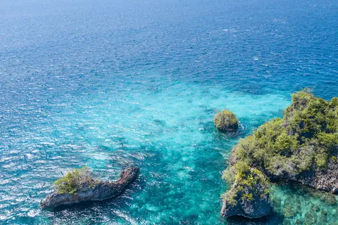 Hauts-fonds turquoise et rochers karstiques, Raja Ampat, Indonésie — Nicolas Marincic