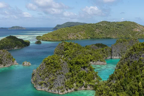 Karst islands from the Piaynemo viewpoint, Indonesia — Nicolas Marincic