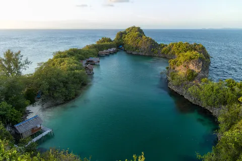 Lagon caché et village sur pilotis, Raja Ampat, Indonésie — Nicolas Marincic